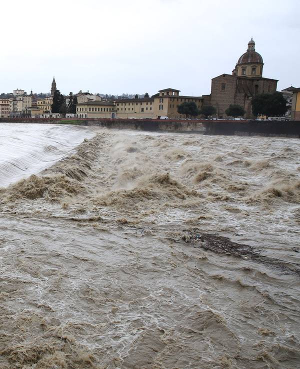 Der überflutete Arno im März 2025 in Florenz. Heftige Unwetter haben die italienischen Regionen Toskana und Emilia-Romagna heimgesucht - für die Karwoche werden im Norden weitere, heftige Unwetter erwartet.
