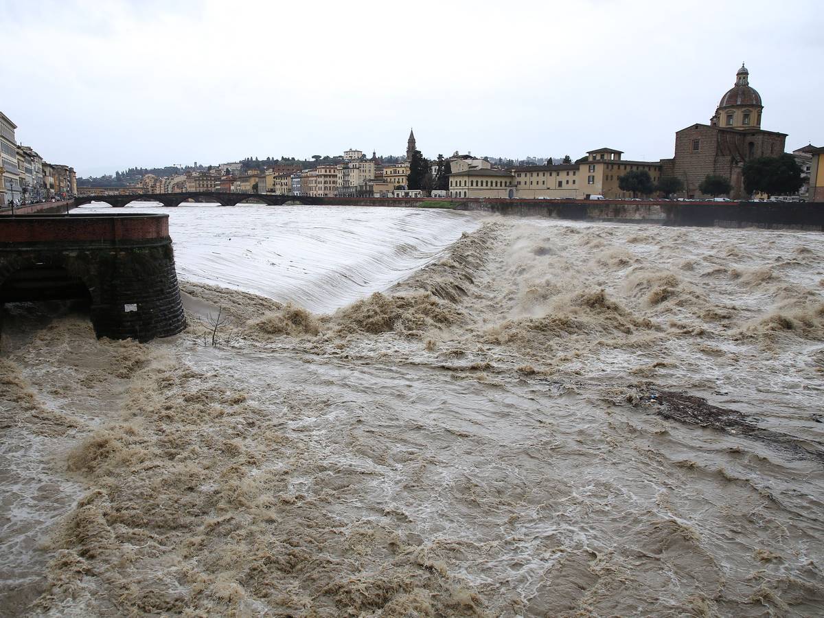 Der überflutete Arno im März 2025 in Florenz. Heftige Unwetter haben die italienischen Regionen Toskana und Emilia-Romagna heimgesucht - für die Karwoche werden im Norden weitere, heftige Unwetter erwartet.