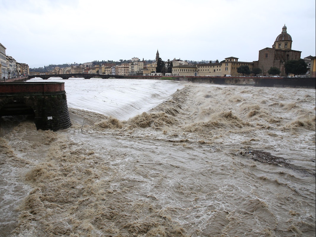 Der überflutete Arno im März 2025 in Florenz. Heftige Unwetter haben die italienischen Regionen Toskana und Emilia-Romagna heimgesucht - für die Karwoche werden im Norden weitere, heftige Unwetter erwartet.