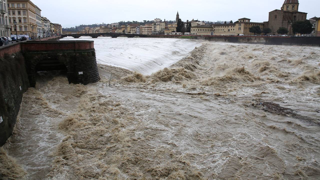 Der überflutete Arno im März 2025 in Florenz. Heftige Unwetter haben die italienischen Regionen Toskana und Emilia-Romagna heimgesucht - für die Karwoche werden im Norden weitere, heftige Unwetter erwartet.