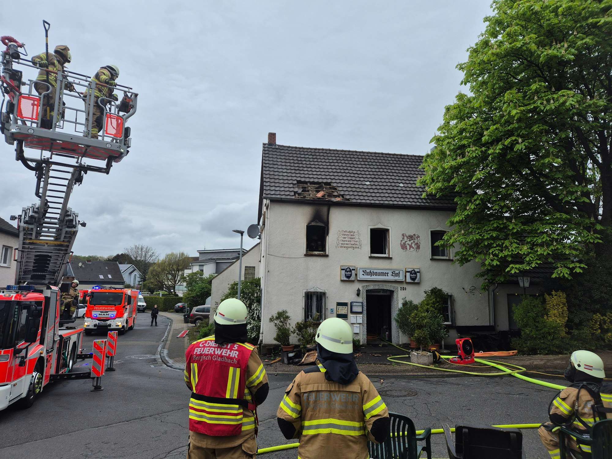 Feuerwehrleute stehen am Einsatzort.