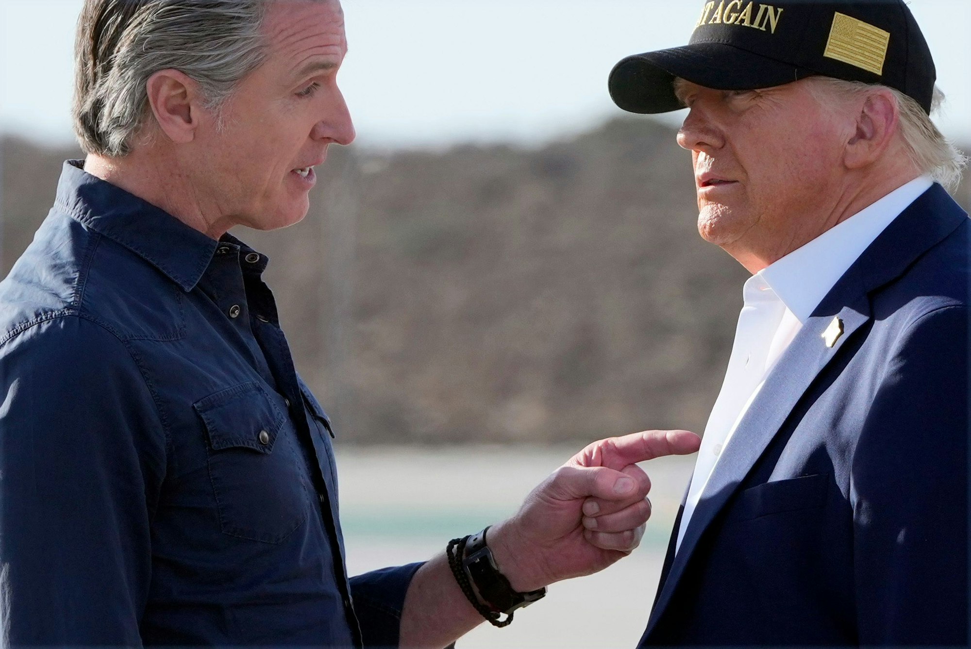 US-Präsident Donald Trump (r) spricht mit dem kalifornischen Gouverneur Gavin Newsom (hier am 24. Januar 2025) sind sich nicht einig.