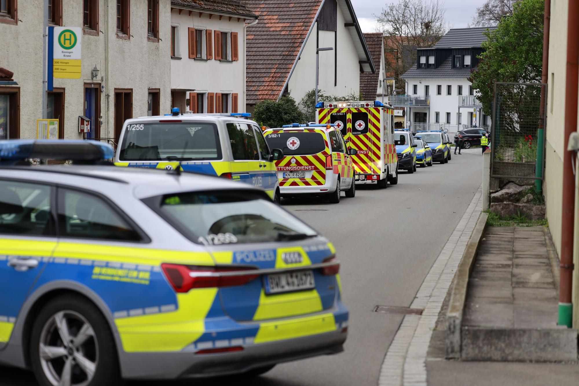 In Hilzingen im Landkreis Konstanz kam es am 16. April 2024 zu einem größeren Polizeieinsatz. Mehrere Streifenwagen, die Kriminalpolizei und der Rettungsdienst waren im Ortsteil Binningen vor Ort.