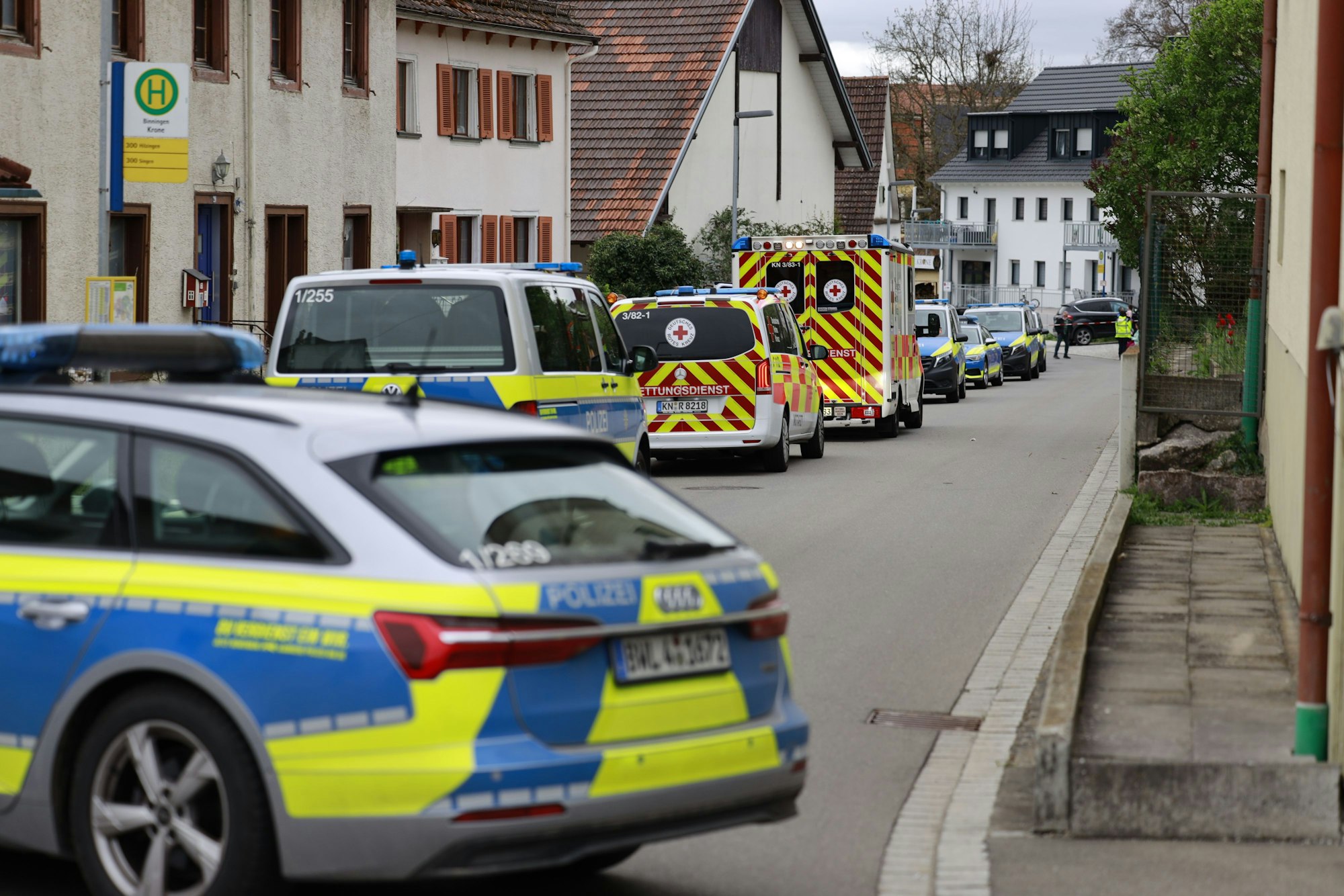 In Hilzingen im Landkreis Konstanz kam es am 16. April 2024 zu einem größeren Polizeieinsatz. Mehrere Streifenwagen, die Kriminalpolizei und der Rettungsdienst waren im Ortsteil Binningen vor Ort.
