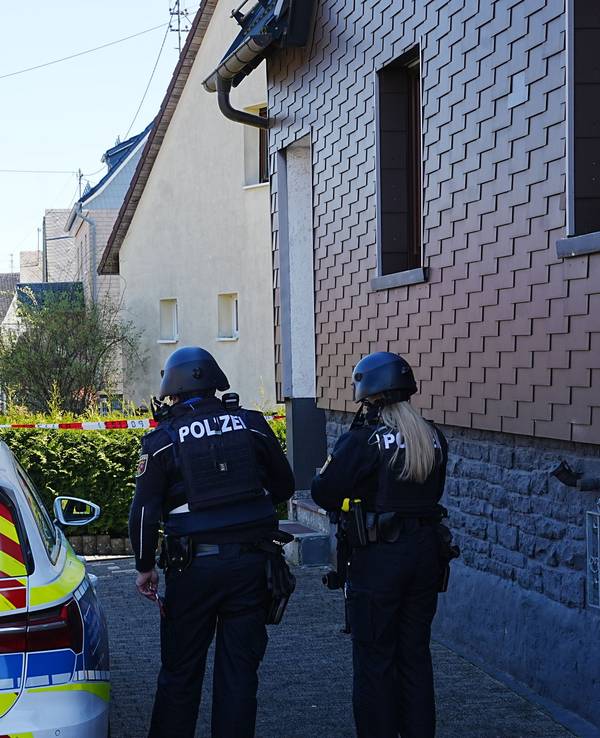 Nachdem drei Menschen in Weitefeld im Westerwald tot aufgefunden wurden, sucht die Polizei nach einem Tatverdächtigen.