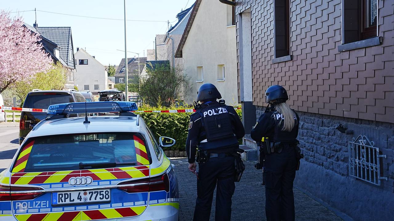 Nachdem drei Menschen in Weitefeld im Westerwald tot aufgefunden wurden, sucht die Polizei nach einem Tatverdächtigen.