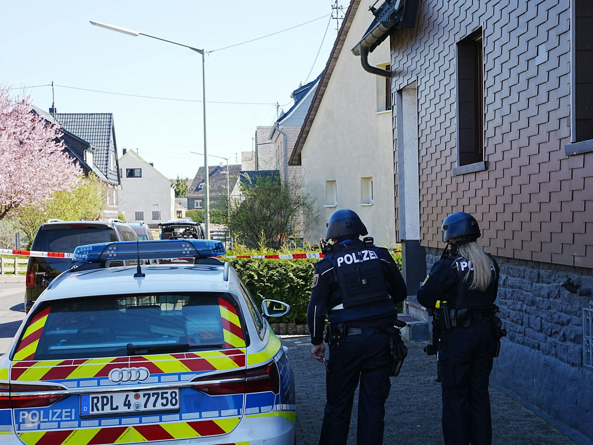 Nachdem drei Menschen in Weitefeld im Westerwald tot aufgefunden wurden, sucht die Polizei nach einem Tatverdächtigen.