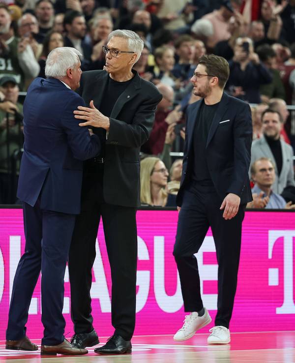 Gordon Herbert mit Zeljko Obradovic von Partizan Belgrad im Austausch.