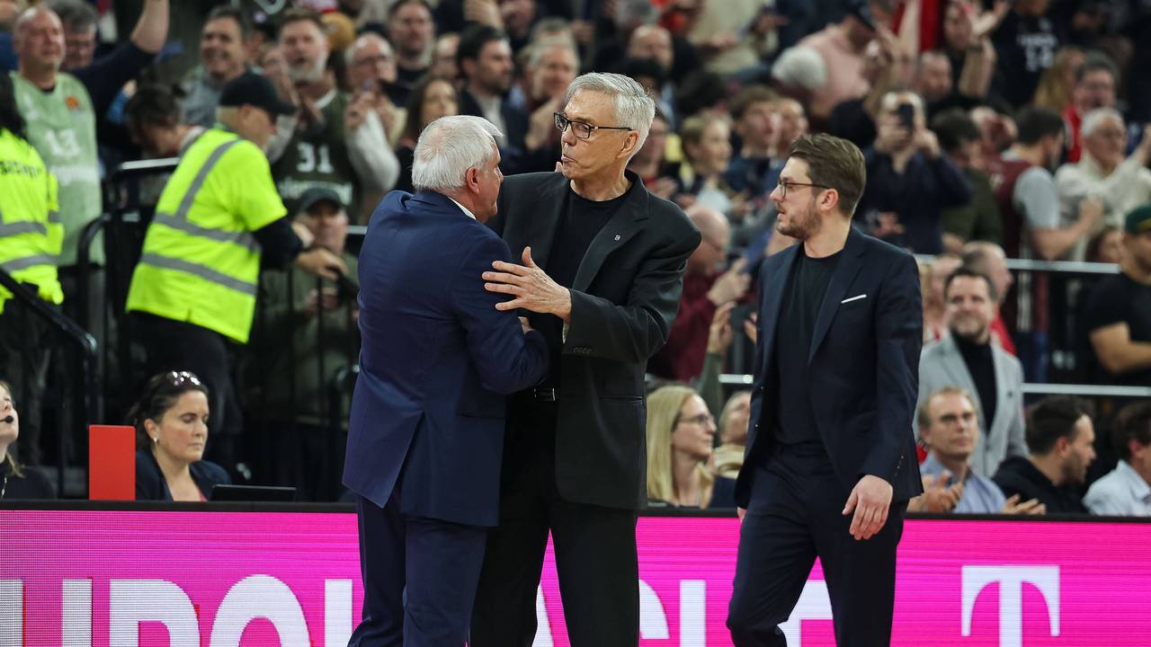 Gordon Herbert mit Zeljko Obradovic von Partizan Belgrad im Austausch.