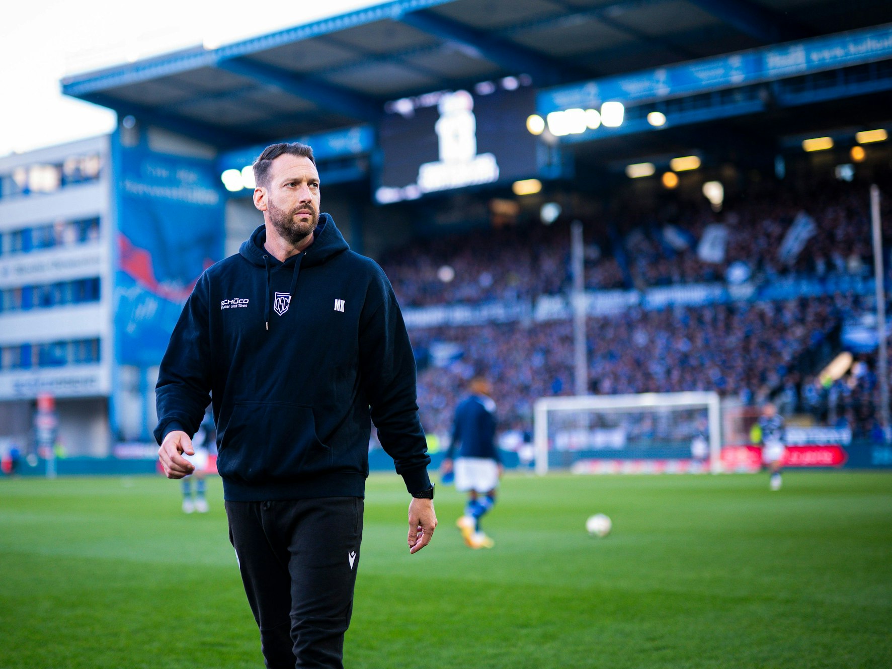 Mitch Kniat geht über den Rasen.