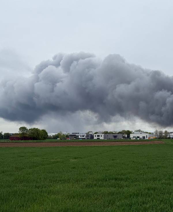 Schon aus der Ferne kann man die Rauchsäule sehen, die der Brand auslöst.