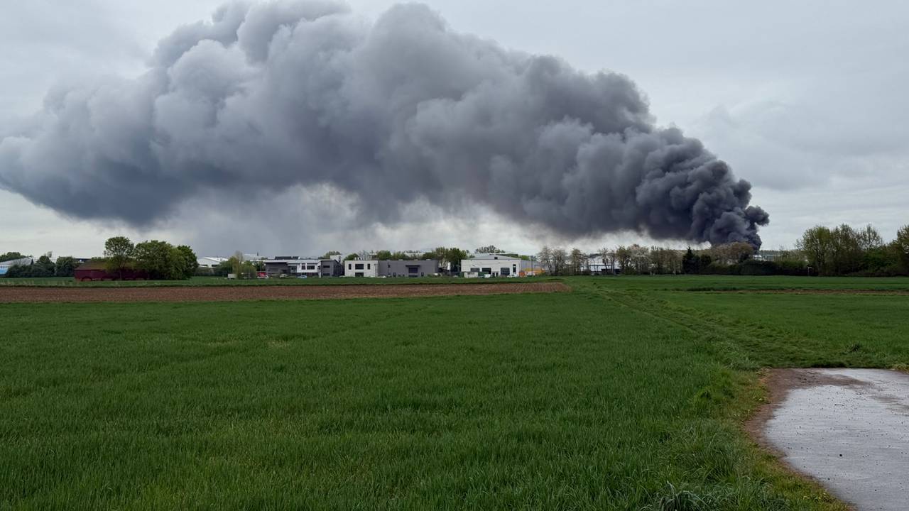 Schon aus der Ferne kann man die Rauchsäule sehen, die der Brand auslöst.