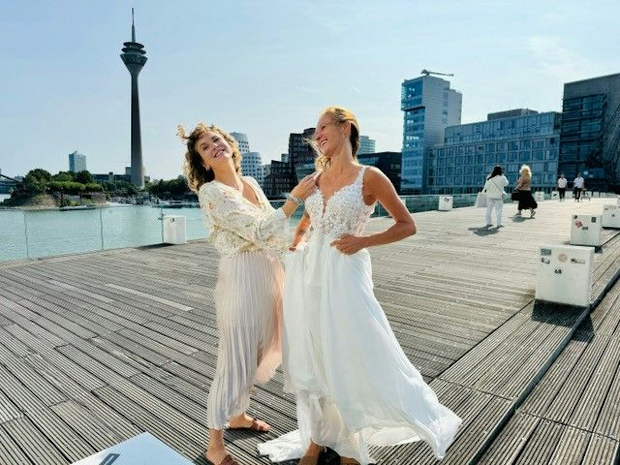 2024 veranstaltete Sanna Lindström spontane Brautmoden-Fotoshootings mit zufälligen Passantinnen am Rhein in Düsseldorf.