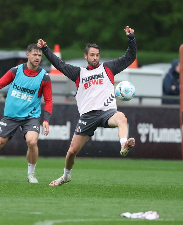 Mark Uth nimmt den Ball an.