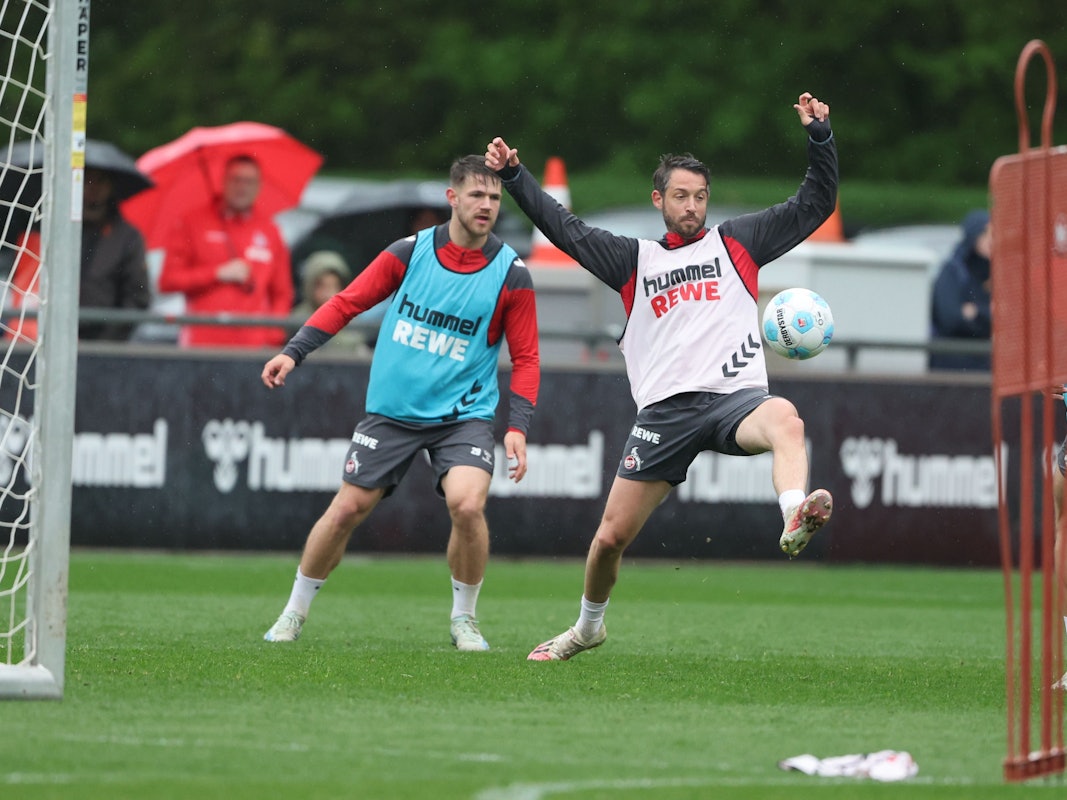 Mark Uth nimmt den Ball an.