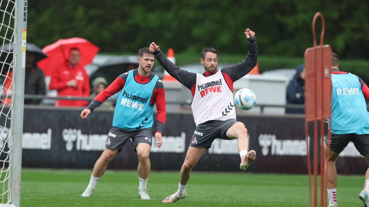 Mark Uth nimmt den Ball an.