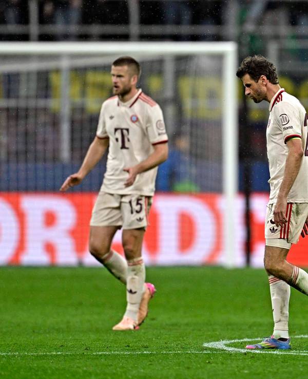 Thomas Müller geht enttäuscht über das Spielfeld.