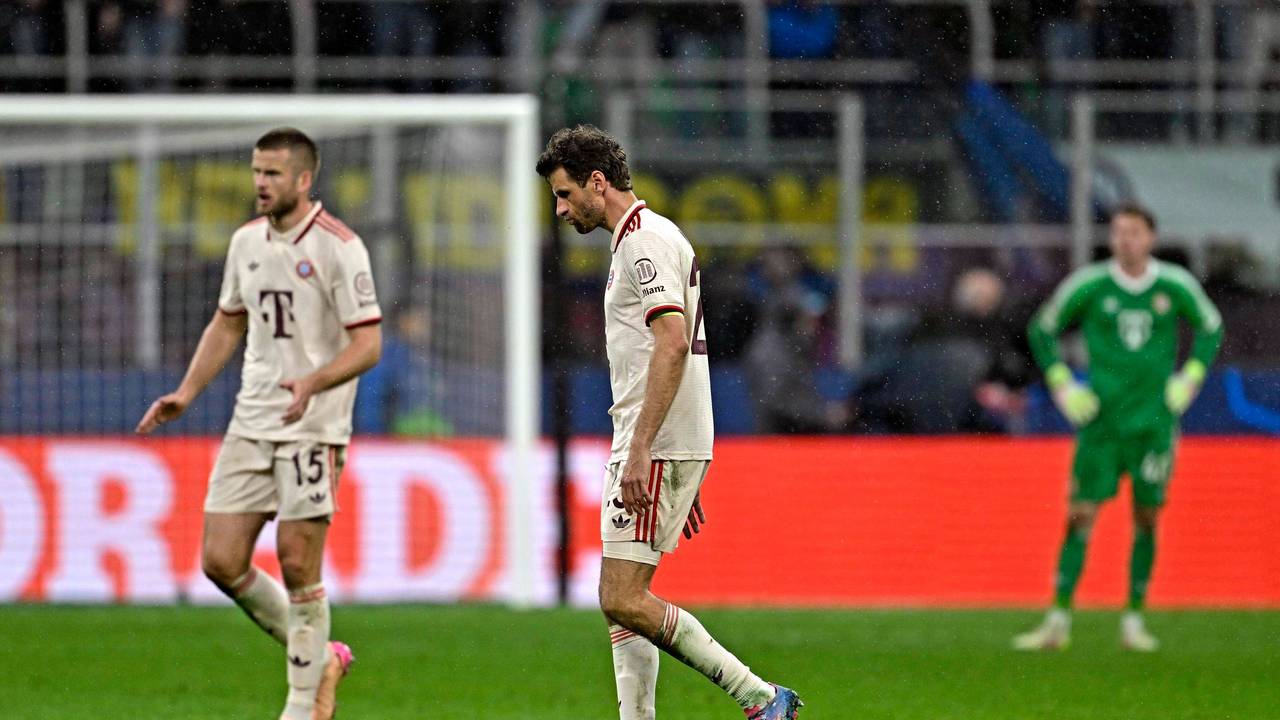 Thomas Müller geht enttäuscht über das Spielfeld.