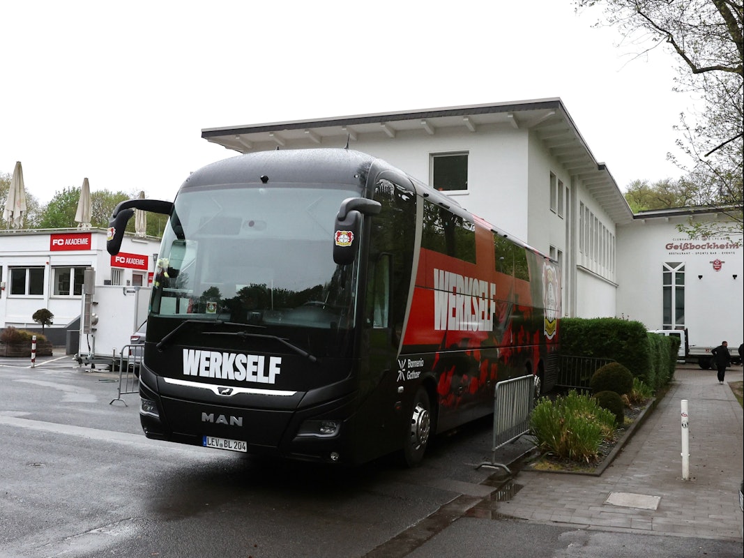 Der Mannschaftsbus von Bayer Leverkusen am Geißbockheim.