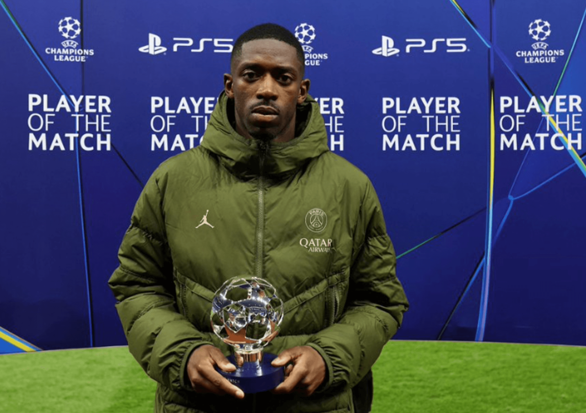Ousmane Dembelé mit ausdrucksloser Miene nach seiner Auszeichnung.
