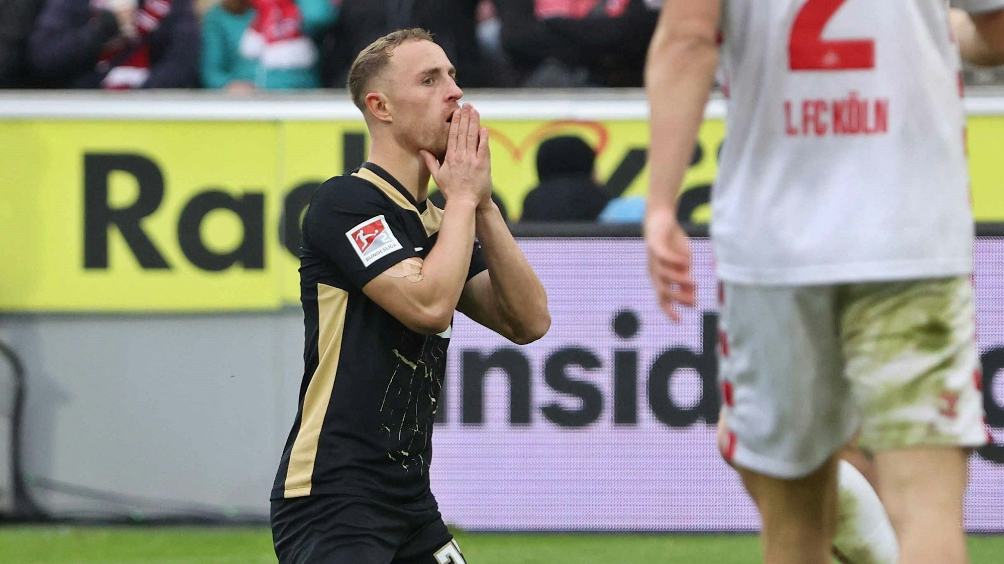 Maurice Neubauer hadert im Spiel der SV Elversberg beim 1. FC Köln.