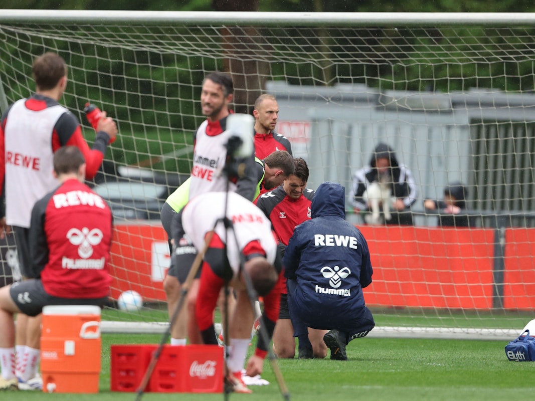 Joel Schmied beendet am Mittwoch (16. April 2025) verletzt das Training beim 1. FC Köln.