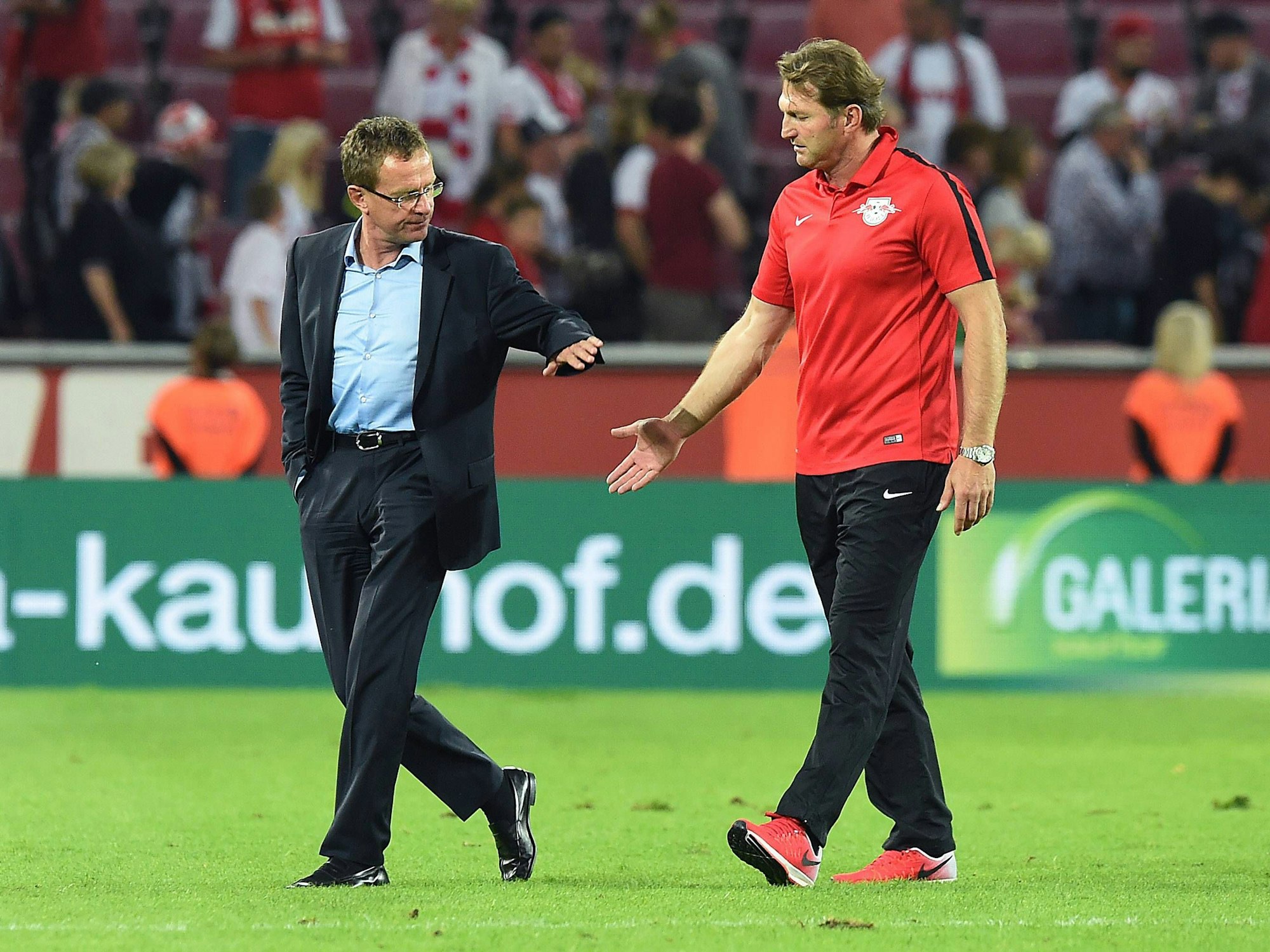 Ralf Rangnick und Ralph Hasenhüttl klatschen sich gegenseitig ab.