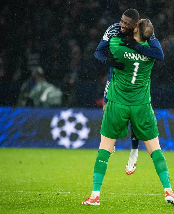 Ousmane Dembelé und Gianluigi Donnarumma feiern gemeinsam.