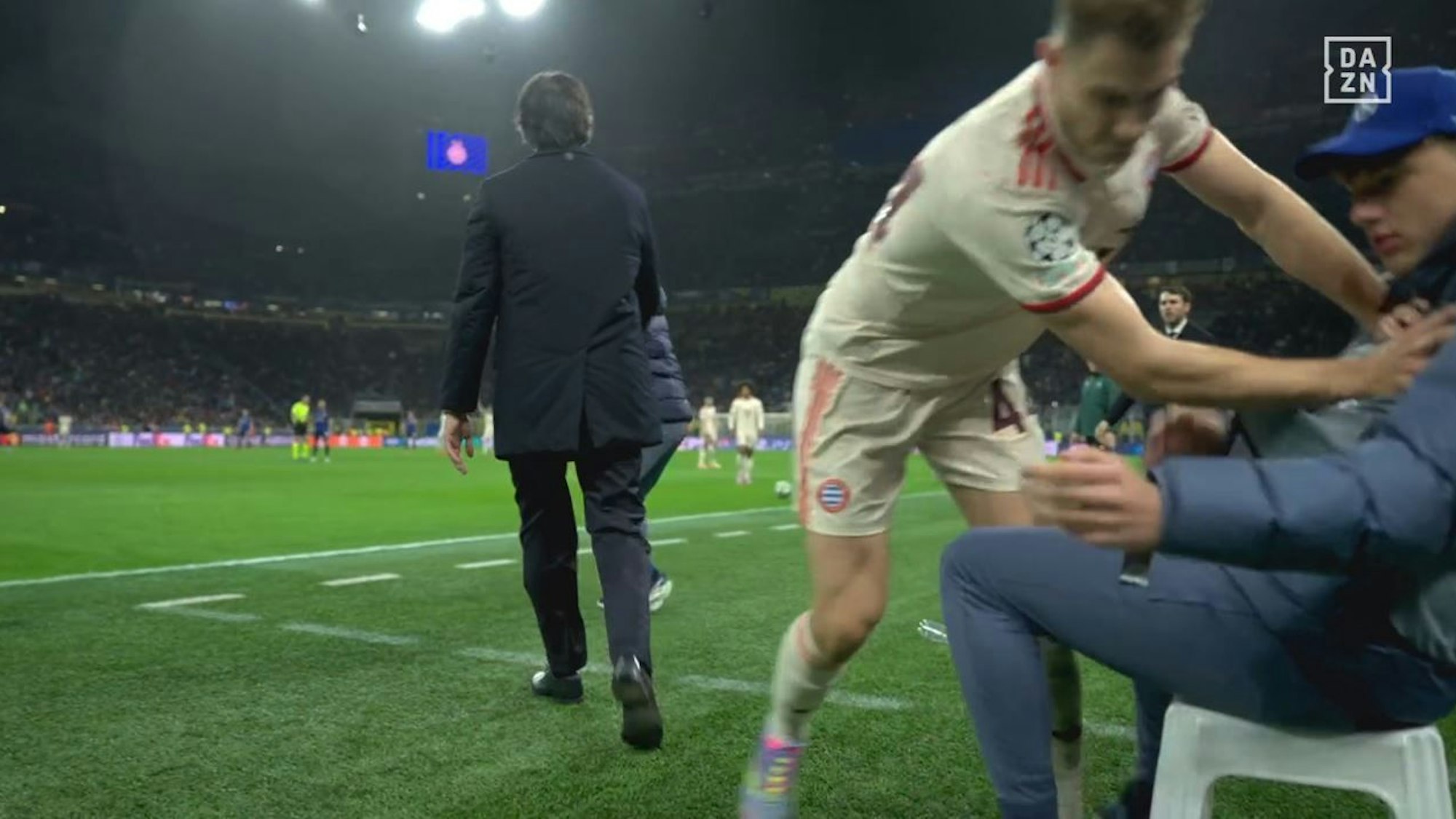 Der Moment als Josip Stanisic in der Nachspielzeit gegen Inter Mailand einen Balljungen von seinem Stuhl schubste.