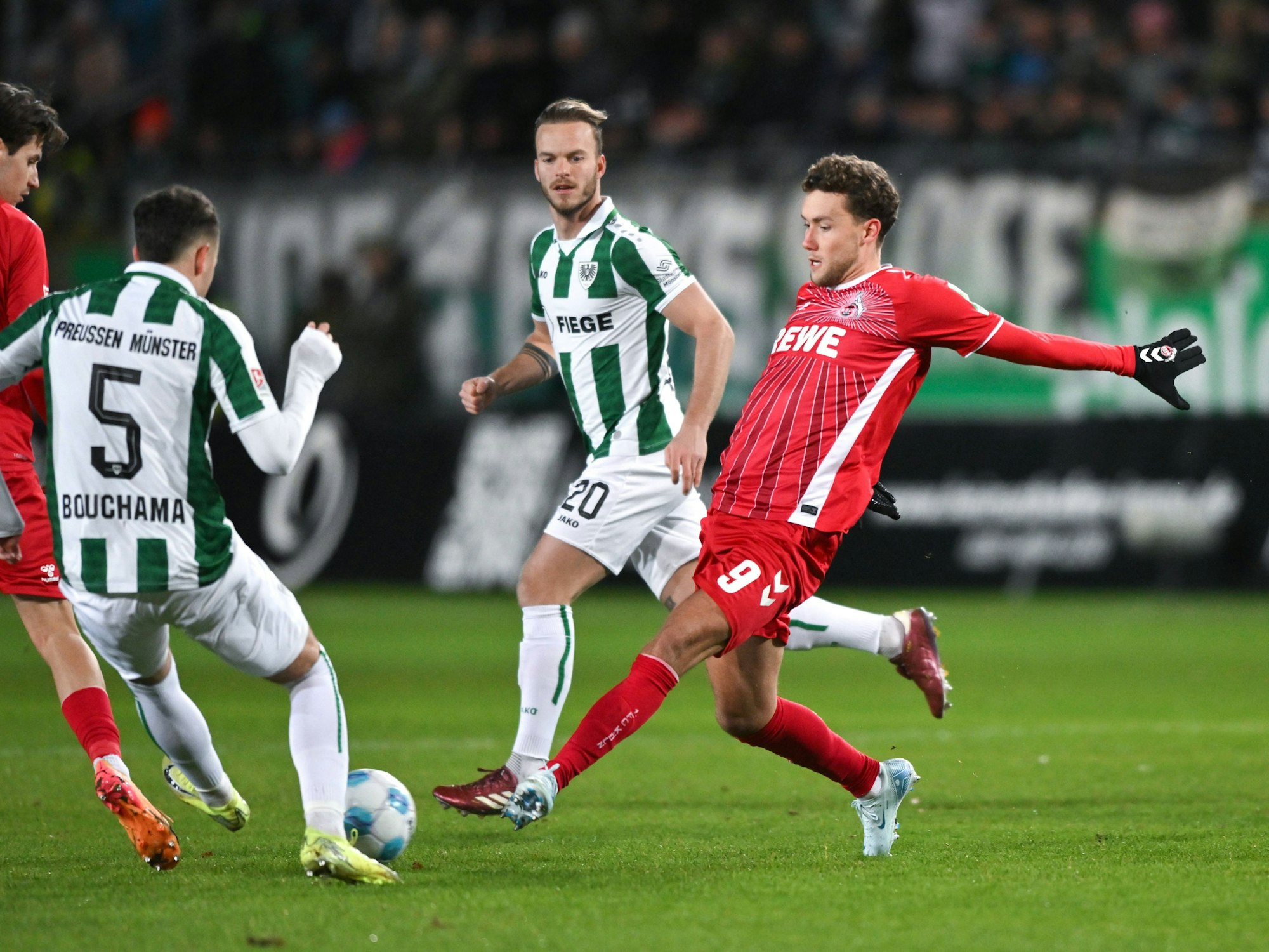 Luca Waldschmidt versucht mit einem Ausfallschritt an den Ball zu kommen.