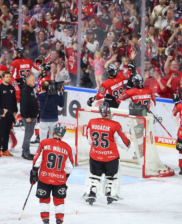 Die Kölner Haie jubeln am 14. April 2025 mit ihren Fans über den Einzug ins DEL-Finale.