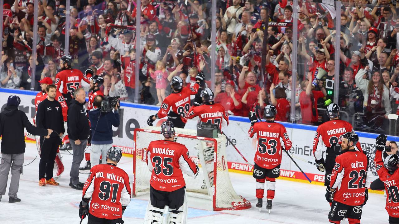 Die Kölner Haie jubeln am 14. April 2025 mit ihren Fans über den Einzug ins DEL-Finale.
