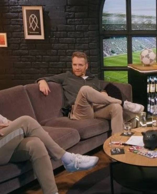Mario Basler beim Fantalk mit den Moderatoren Nils Bomhoff und Thomas Helmer sowie Niko Backspin (v.l.)