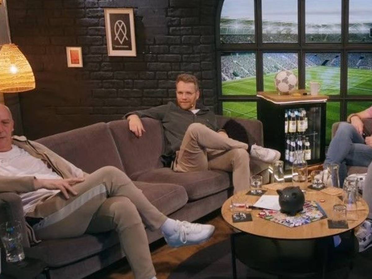 Mario Basler beim Fantalk mit den Moderatoren Nils Bomhoff und Thomas Helmer sowie Niko Backspin (v.l.)