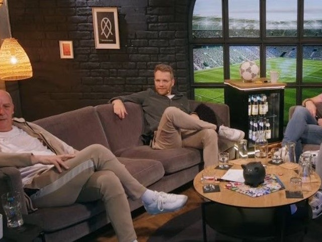 Mario Basler beim Fantalk mit den Moderatoren Nils Bomhoff und Thomas Helmer sowie Niko Backspin (v.l.)