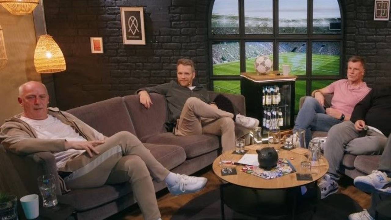 Mario Basler beim Fantalk mit den Moderatoren Nils Bomhoff und Thomas Helmer sowie Niko Backspin (v.l.)