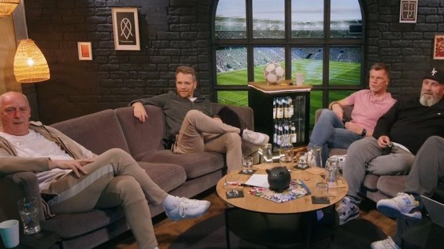 Mario Basler beim Fantalk mit den Moderatoren Nils Bomhoff und Thomas Helmer sowie Niko Backspin (v.l.)
