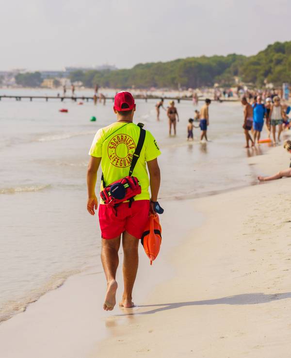 Das Symbolbild zeigt einen „Lifeguard“ am Strand von Alcudia.