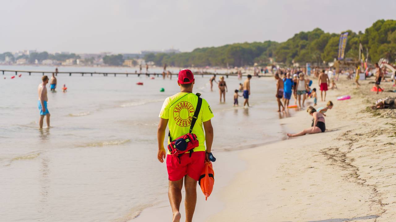 Das Symbolbild zeigt einen „Lifeguard“ am Strand von Alcudia.