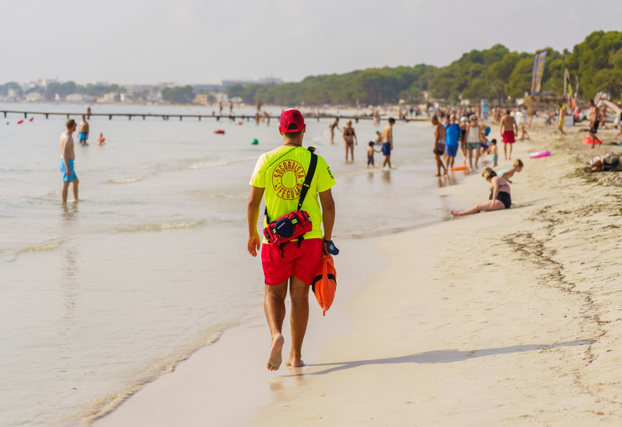 Das Symbolbild zeigt einen „Lifeguard“ am Strand von Alcudia.