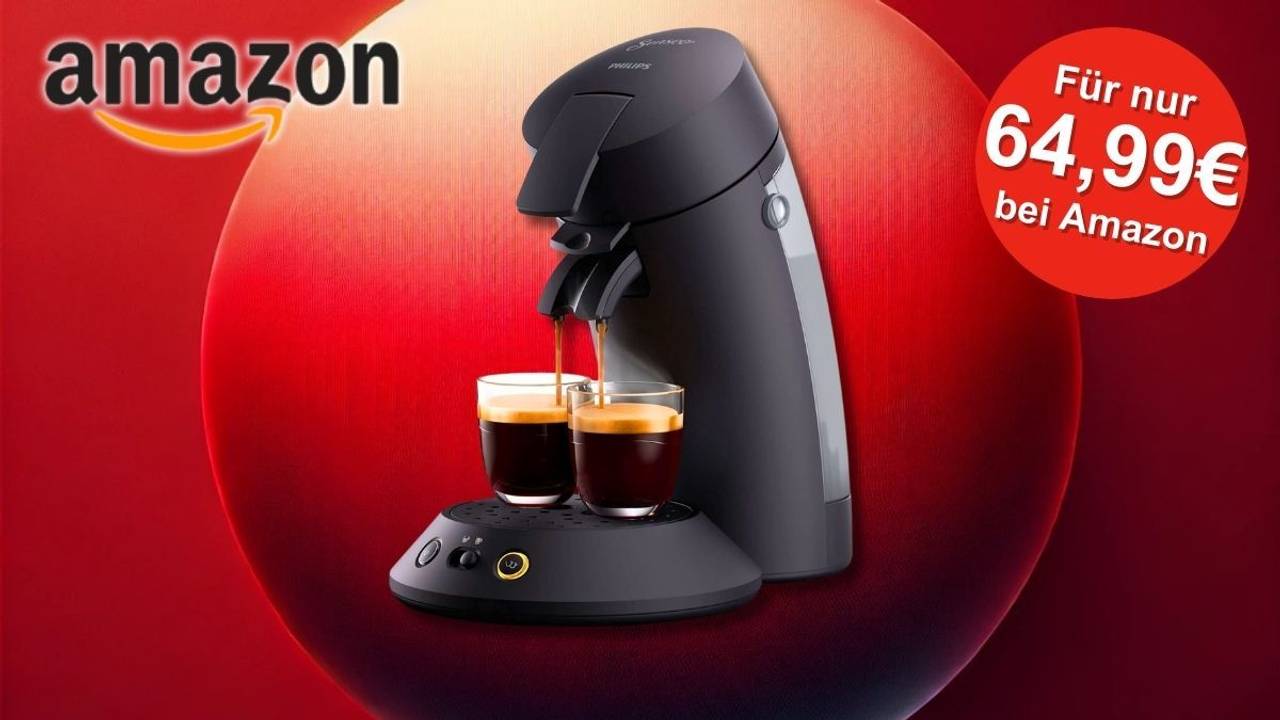 Die Philips Senseo Kaffeemaschine in Schwarz, wie sie gleichzeitig zwei Tassen Kaffee mit cremiger Schaumkrone zubereitet vor einem roten Hintergrund.