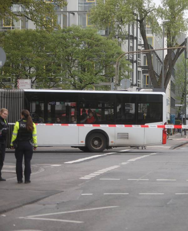 Die Polizei hat eine Straße abgesperrt.