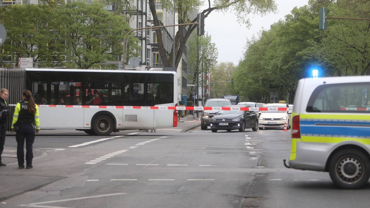Die Polizei hat eine Straße abgesperrt.