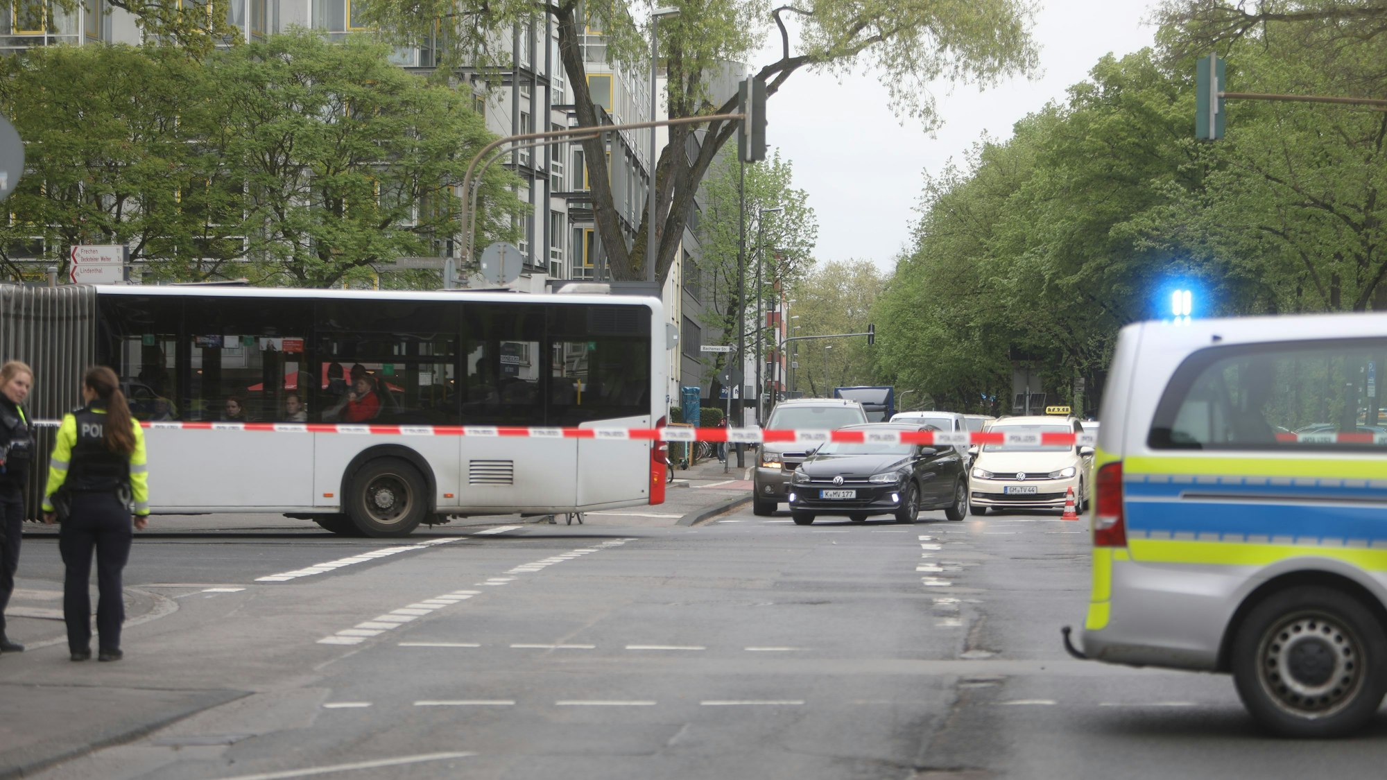 Die Polizei hat eine Straße abgesperrt.