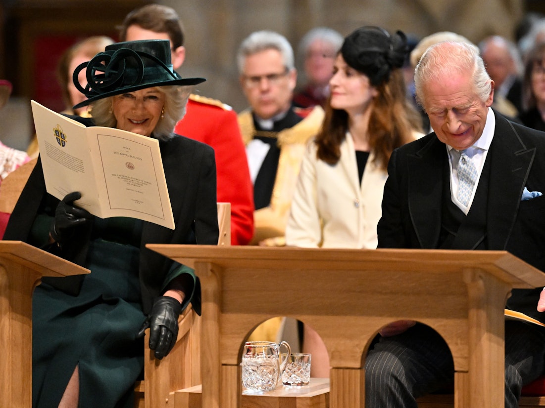König Charles III. und Königin Camilla lachen während des königlichen Gründonnerstagsgottesdienst in der Kathedrale von Durham in Nordengland.