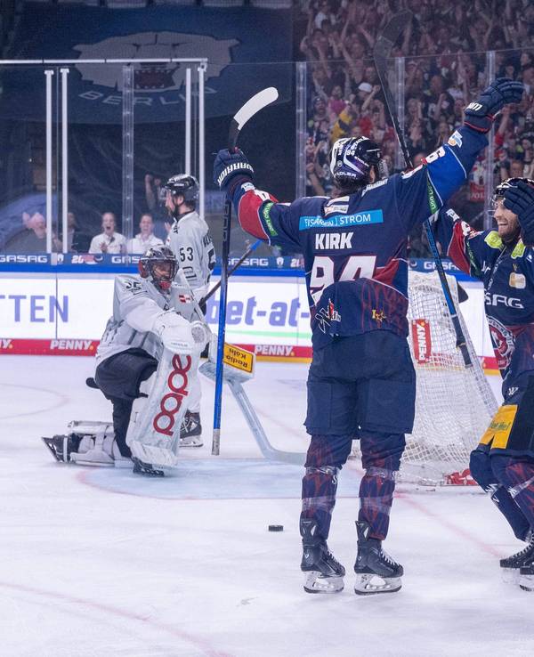 Die Eisbären Berlin bejubeln das 4:1 gegen die Kölner Haie.