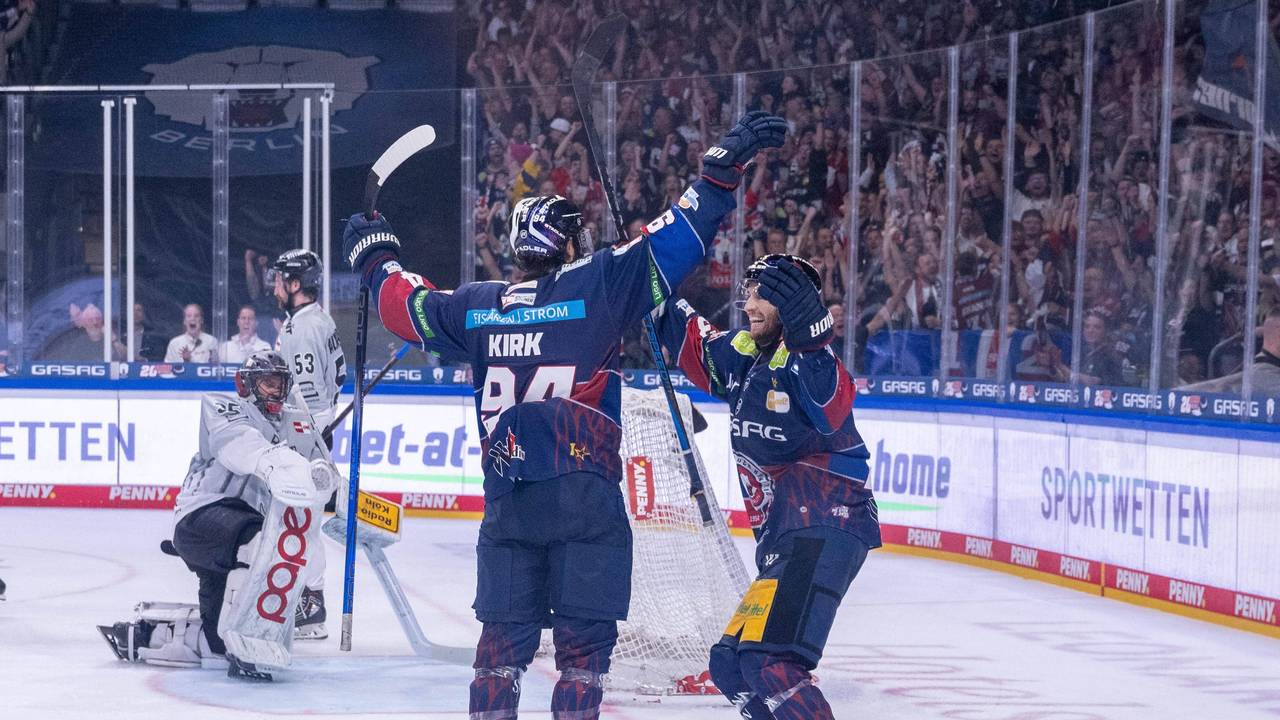 Die Eisbären Berlin bejubeln das 4:1 gegen die Kölner Haie.