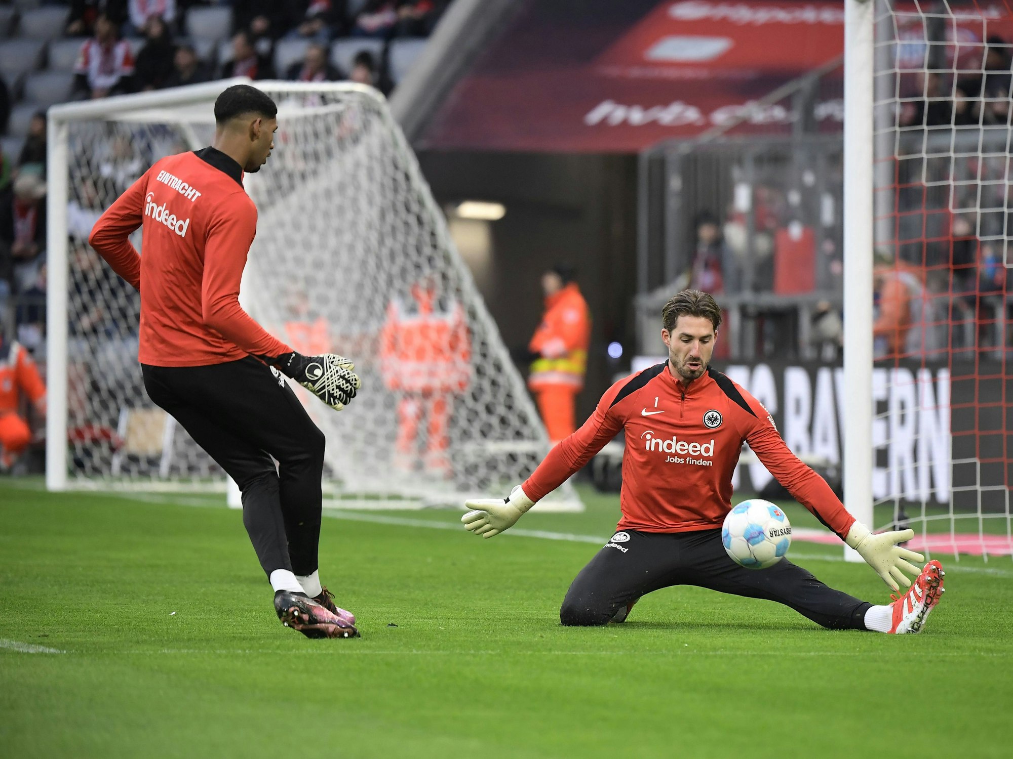 Kaua Santos mit Kevin Trapp beim Warm-Up.