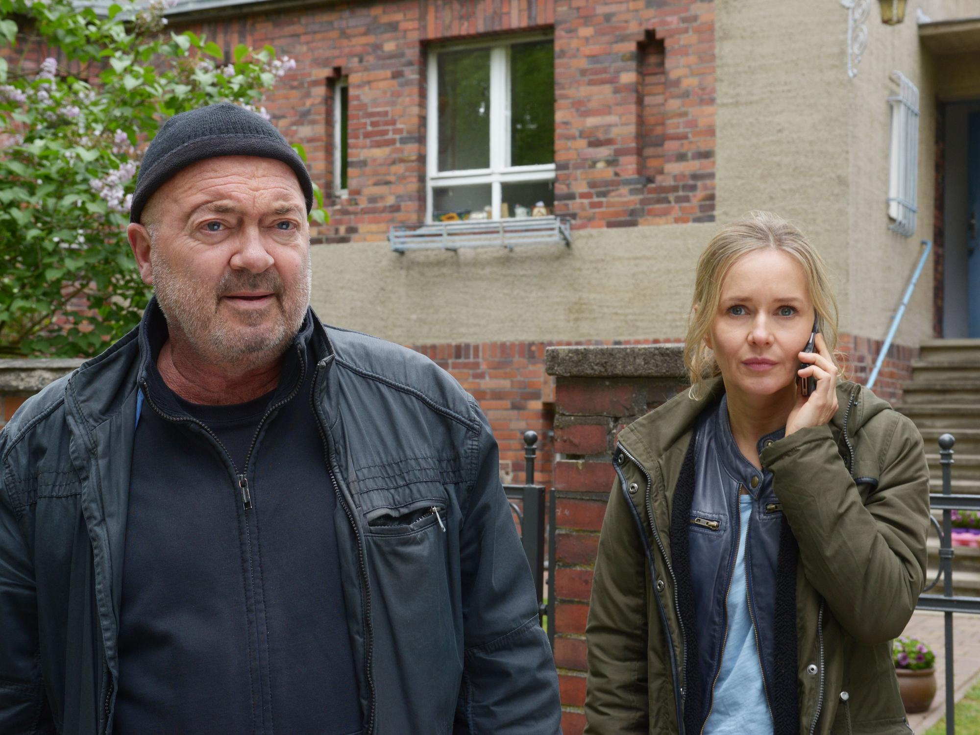 Florian Martens (l) als Otto und Schauspielerin Stefanie Stappenbeck als Linett in "Ein starkes Team" im ZDF.