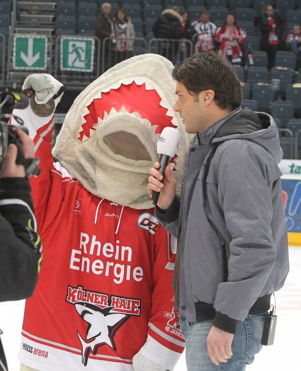 Sharky steht vor der Kamera für ein Interview.